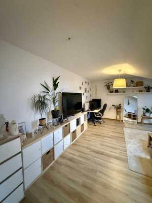 +Ruhig gelegene 2 Zimmer DG-Wohnung mit ca. 58 QM+Balkon+gepflegte Gartenanlage+