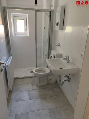 Neu, modern &amp; einzigartig - Wohnen mit Charakter in Steyr Münichholz! Umfassend sanierte 2 Zimmer-Wohnung mit außergewöhnlichem Grundriss, praktischem Abstellraum und Luxus-Badezimmer mit ebenerdiger Dusche!
