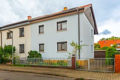 Plankstadt: Leerstehendes 2FH mit Doppelgarage und großem Gestaltungspotenzial!