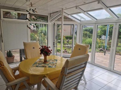 Große möblierte 3-Zimmer-Wohnung mit Wintergarten zur Gartenseite