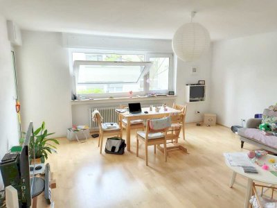Schöne, helle 3 Zi Wohnung mit gehobener Ausstattung (Einbauküche, Parkett) in Wiesbaden-Kapellenstr