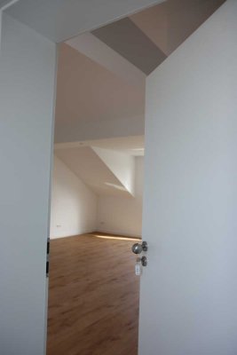 Hochwertig sanierte 2-Zimmer-Dachgeschosswohnung in Leverkusen-Rheindorf (Erstbezug ab Mai)