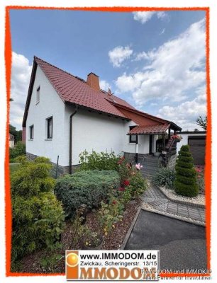 Schönes Einfamilienhaus mit großer Bastlergarage mit Reparaturgrube, einem Flaschenzug und einem mod