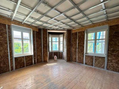 Altbau-Charme mit Erker & Balkon! +Erstbezug nach Sanierung am Schillerplatz+