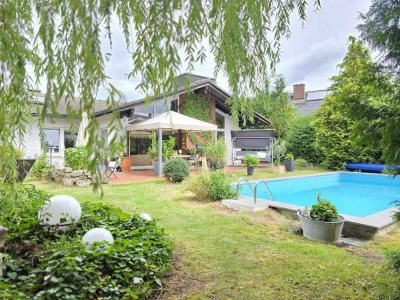 Zuhause ist, wo man glücklich ist – attraktiver Bungalow mit traumhafter Außenanlage