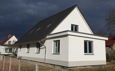 Hell, modern und nachhaltig - saniertes Einfamilienhaus mit Terrasse und Garten