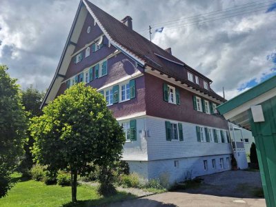 DAS BESONDERE
Platz in Hülle und Fülle wie im eigenen Haus
6-Zimmer-Wohnung mit zwei Balkonen 
un
