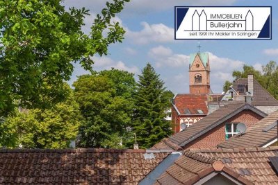 Schöne Dachgeschosswohnung mit Balkon und Einzelgarage in ruhiger Lage