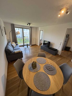 Sanierte Wohnung mit zwei Zimmern, Balkon,Einbauküche und Tiefgaragen Stellplatz in Schönefeld