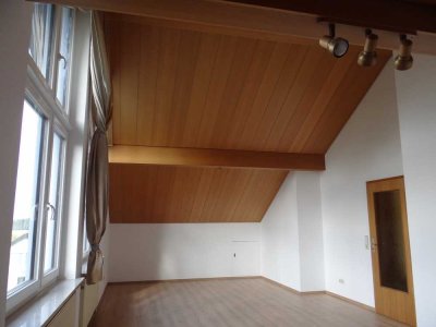 Großzügige 4-Zimmer DG-Wohnung mit Loggia & Garage auf dem Sulgen