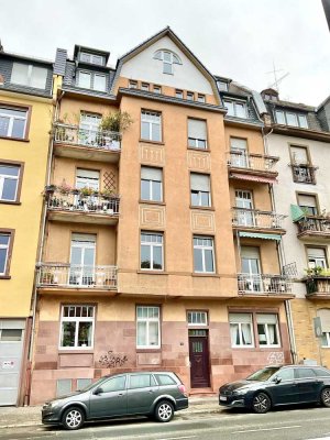 Gemütliche 2 Zimmer Altbauwohnung mit Blick zur Frankfurter Skyline.