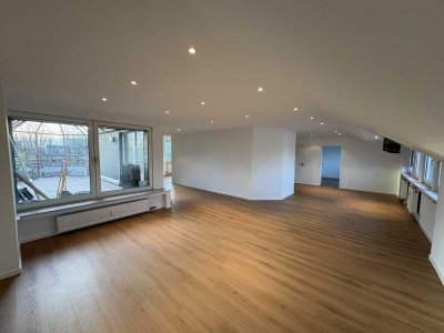 Exklusives Penthouse mit Balkon, Aufzug und Kamin in Neuss-City für ein ruhiges Paar