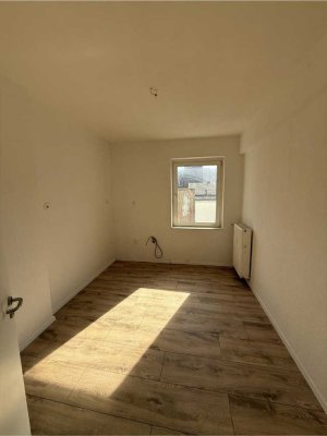Kernsanierte 2,5-Zimmer-Wohnung mit großem Balkon in zentraler Lage  von Oberhausen