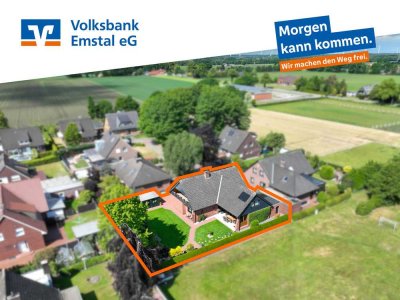 Wohnkomfort auf zwei Ebenen: Modernisiertes Zweifamilienhaus mit liebevoll gestaltetem Garten