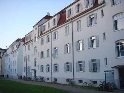 Helle, geräumige, 1,5 ZKnB DG - Whg. mit EBK, teilmöbliert, in A. Göggingen, sofort frei!