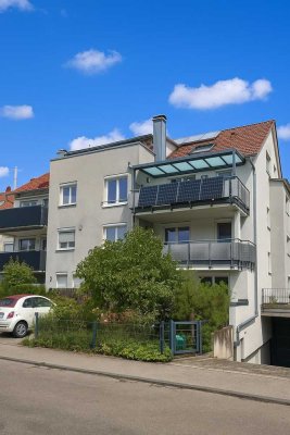 Neuwertige 4 Zi.-OG Wohnung mit Balkon, Einbauküche und tollem Balkon in kleiner Wohneinheit