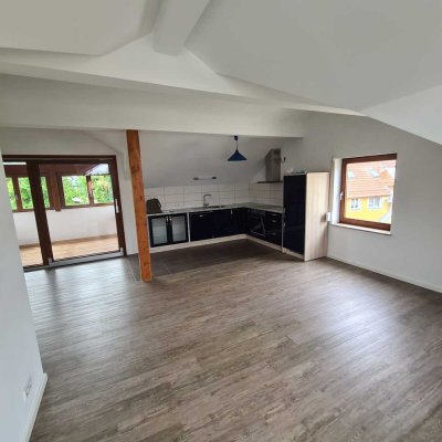 Schöne neu renovierte DG Wohnung zu vermieten..