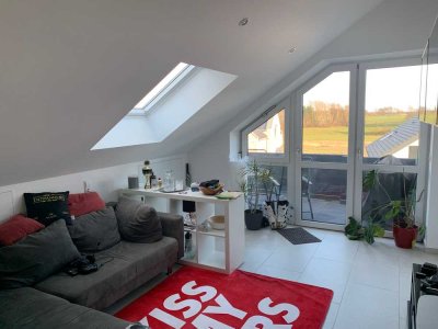 Möbelierte,  geräumige 90 m² Wohnung mit 3 Zimmern und großem Balkon