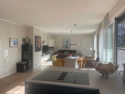 HELLE & NEUWERTIGE 4 ZIMMER ETW MIT BALKON / HOCHWERTIGER EBK /  IN RUHIGER & ZENTRALER WOHNLAGE