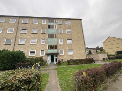 Frisch renovierte 2,5 Zimmer-Wohnung mit Balkon und modernisierten Tageslichtbad mit Wanne