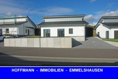 Moderner Bungalow mit großer Terrasse  und pflegeleichtem Garten in Laudert