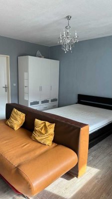 Großes, möbliertes, helles WG Zimmer mit Balkon - S-Bahn Gleißhammer / TH Ohm / HBF