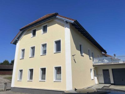 Modernisierte 5-Raum-Terrassenwohnung mit Balkon und Einbauküche in Oberschneiding