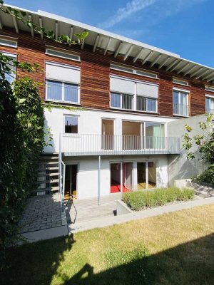 von privat: Großzüges, topausgestattetes Reihenmittelhaus, mit schön angelegtem Garten