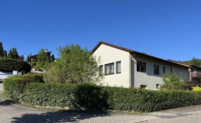 Einfamilienhaus in Bensheim-Hochstädten. Freistehend in unverbaubarer Hanglage