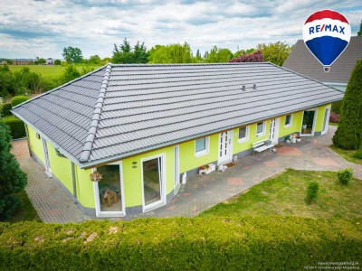 Zuhause im Grünen – moderner Bungalow mit zwei Einheiten und Pool in Woltersdorf