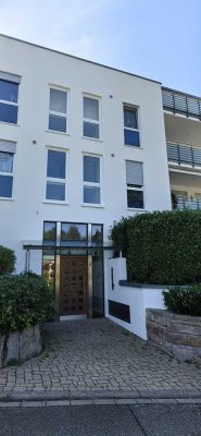 Moderne, helle, ruhige Wohnung mit Terrasse und kleinem Grundstück