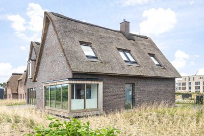 Einzigartiges Reetdachhaus „Halber Deich“ – Modernes Küstenidyll im Dünenpark List auf Sylt
