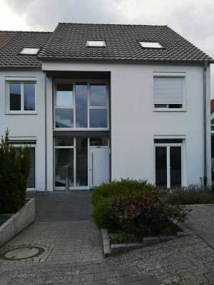 Attraktive und gepflegte 4-Raum-Wohnung mit geh. Innenausstattung mit EBK
