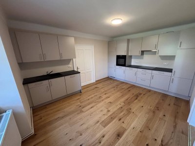 Neu sanierte Wohnung mit hochwertiger Küche, Loggia mit Flussblick und optionaler Gartennutzung