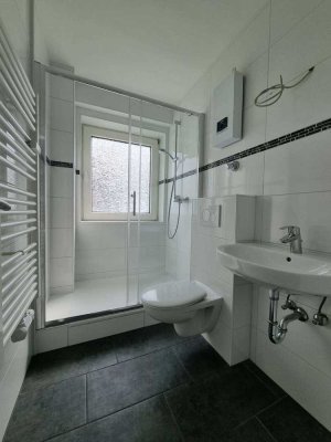 Verfügbar ab August 2025! Modern renovierte 2-Zimmer-Erdgeschosswohnung mit Balkon in ruhiger Lage