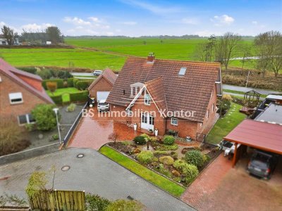 Pewsum! Zweifamilienhaus mit guter Ausstattung, Garage, Gartenanlage und Terrasse!