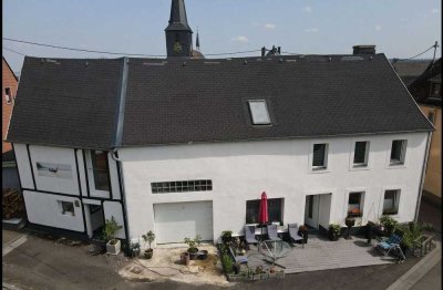 1 - 2 Familienhaus mit gemütlichen Balkon und Garten