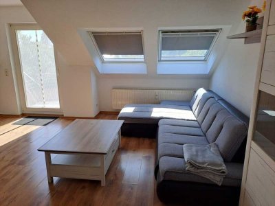 Sorglos einziehen: Traumhafte DG-Wohnung mit Balkon. Voll möbliert!!