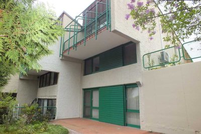 Großes Reihenendhaus mit besonderer Architektur und mit viel Platz auf großem Eckgrundstück