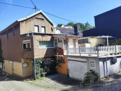 Zwei freie Häuser (Reihen- und Eckhaus) für Handwerker mit großem Potential in Stromberg Stadt