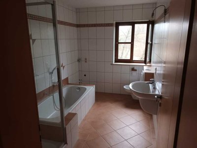 Sanierte Dachgeschosswohnung mit zwei Zimmern sowie Balkon und Einbauküche in Eschelbach