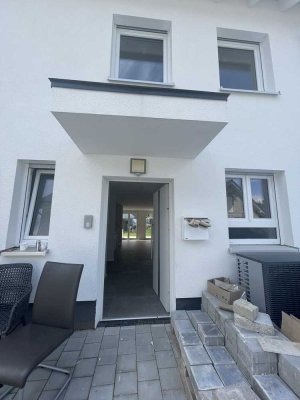 Große neuwertige Doppelhaushälfte