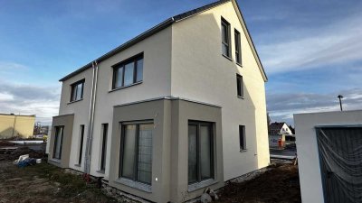 *Doppelhaushälfte in Taucha* Modern leben, minimal verbrauchen – Spitzen-Energiekonzept (KfW 40)