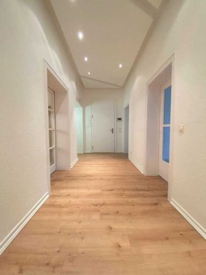 Rarität im Justizviertel: Repräsentative 5-Zimmer-Altbauwohnung mit Küche, Ankleide & Balkon