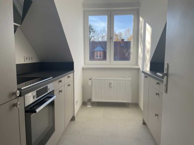 sanierte 2 Zimmer Daschgeschoss Wohnung mit EBK und Duschbad