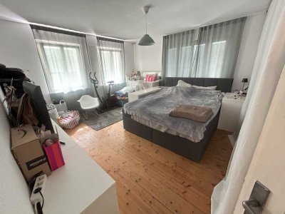 Von Privat: Große 3-Zimmer-Wohnung mit überdachten Balkon und Gartenmitbenutzung in Hanau