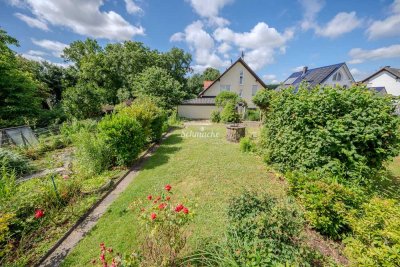 Großzügiges Reihenmittelhaus mit Garage, Stellplatz und schönem Garten