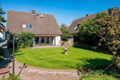 Meerbusch: Einfamilienhaus mit Südgarten, Kamin, Garage & Einliegerwohnung