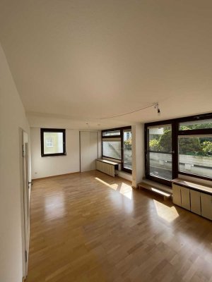 Sonnige, renovierte 3-Zimmer-Wohnung mit 3 Balkonen, Schwimmbad und Stellplatz in Giesing/München
