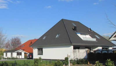 Moderne 3,5 Zi. Wohnung im DG mit großem Balkon, neuw. EBK, Klimaanlage, 2 Stellplätze & Gerätehaus